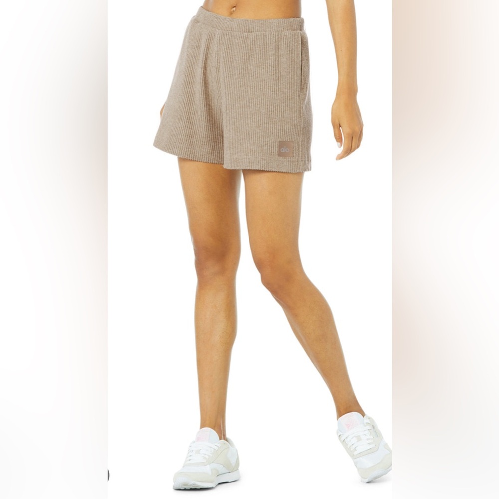 Alo Yoga Muse Short in Medium